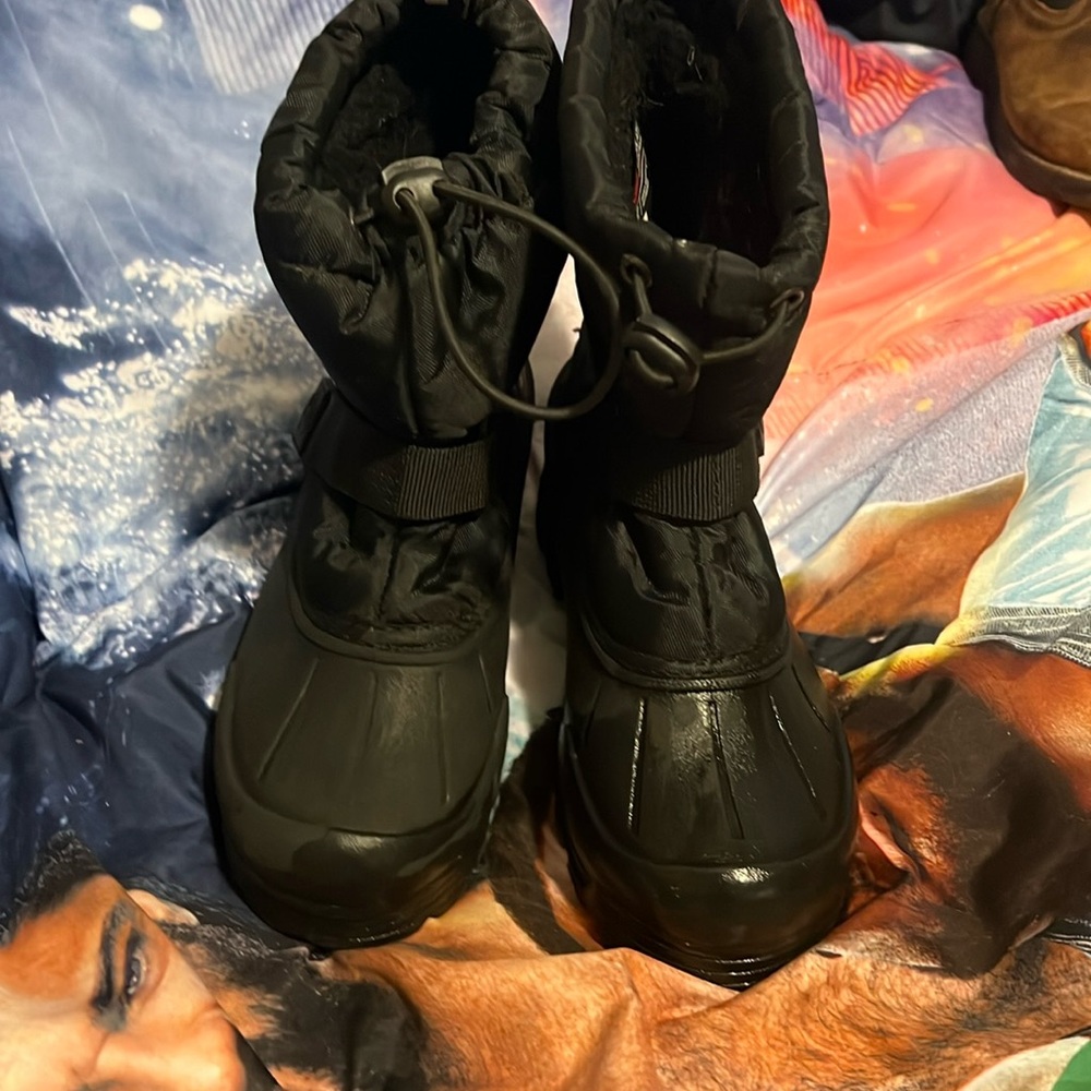 Snowboot sz1. Boys 3M thinsulate north side, water resistant.